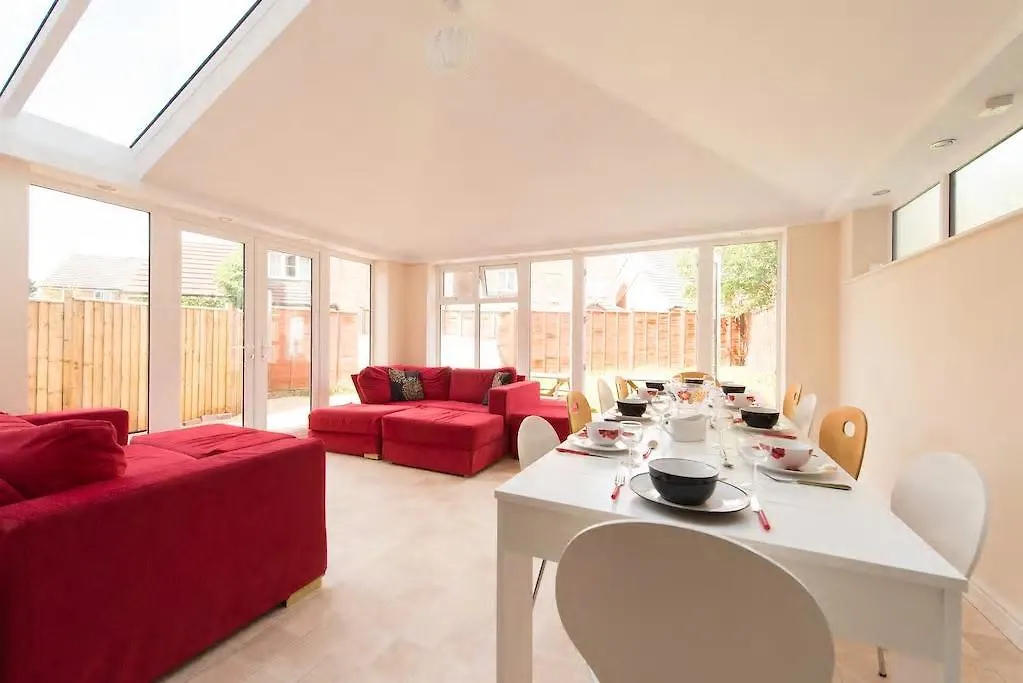 5 Rosebay Gardens Villa Toddington  United Kingdom